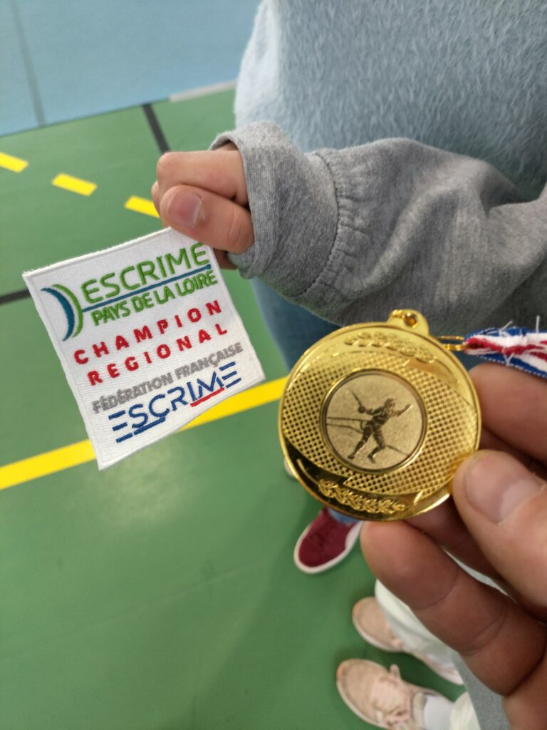 Peut être une image de 1 personne, partie de tennis et texte qui dit ’DESCRIME ESCRIME PAYSDELALOIRE CHAMPION PAYS DELALOIRE FEDERATION REGIONAL -SCRIME ESCRIME FRANCAISE 老 人姿’